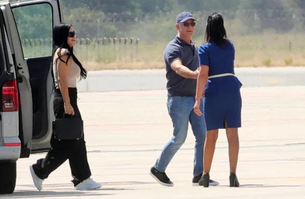 Джефф Безос и его возлюбленная Лора Санчес садятся в вертолет