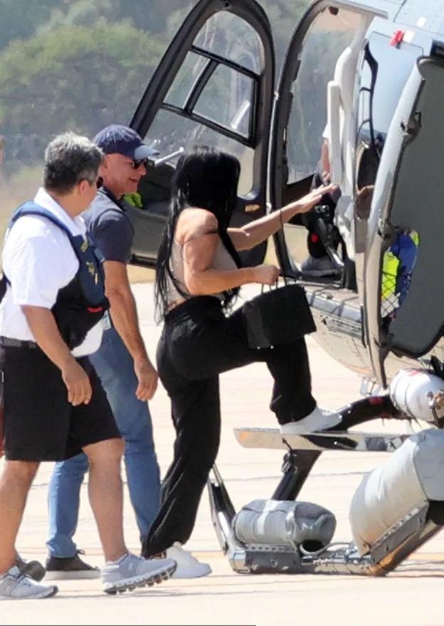 Джефф Безос и его возлюбленная Лора Санчес садятся в вертолет