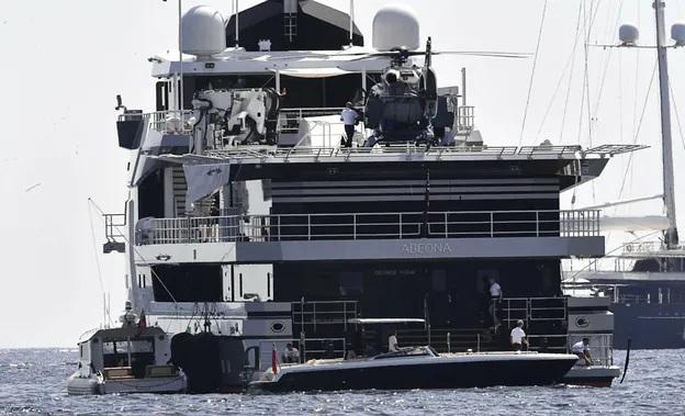 Джефф Безос и его возлюбленная Лора Санчес садятся в вертолет