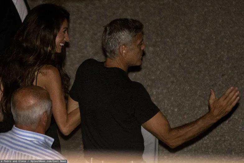 Джордж Клуни и Амаль целуются на романтическом ужине