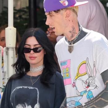 Меган Фокс ходит без штанов в концертной футболке и ботинках из змеиной кожи