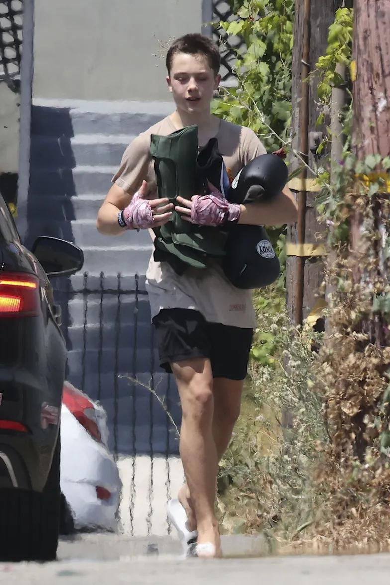 Биологический сын Анджелины Джоли и Брэда Питта Биологический сын Анджелины Джоли и Брэда Питта