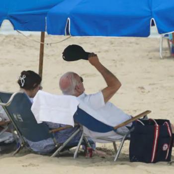 Джо Байдена «застали» отдыхающим на пляже. Интернет-пользователи возмущены