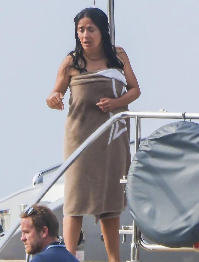 Сальма Хайек развлекается с семьей на яхте