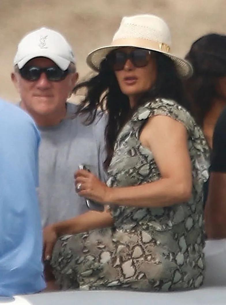 Сальма Хайек развлекается с семьей на яхте