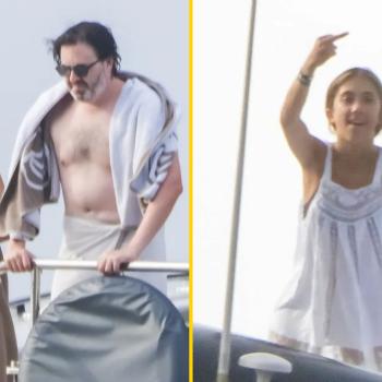 Сальма Хайек развлекается с семьей на яхте. 16-летняя дочь звезды показала папарацци средний пале