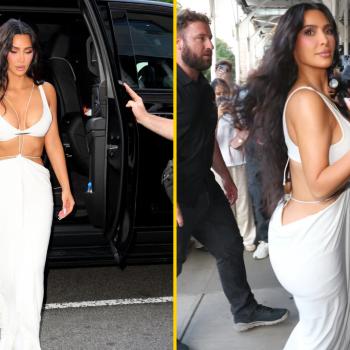Ким Кардашьян в белом наряде возле отеля в Нью-Йорке