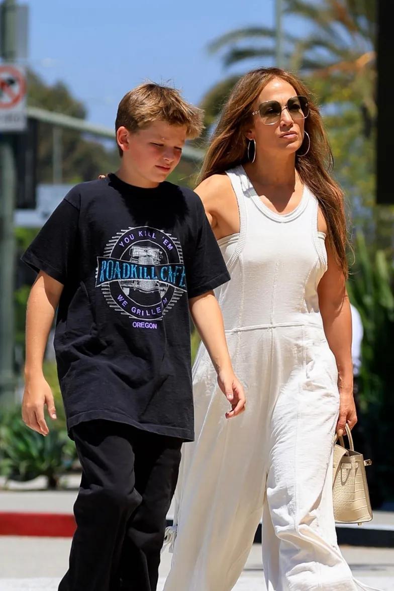 Дженнифер Лопес прошлась по магазинам с сыном Бена Аффлека