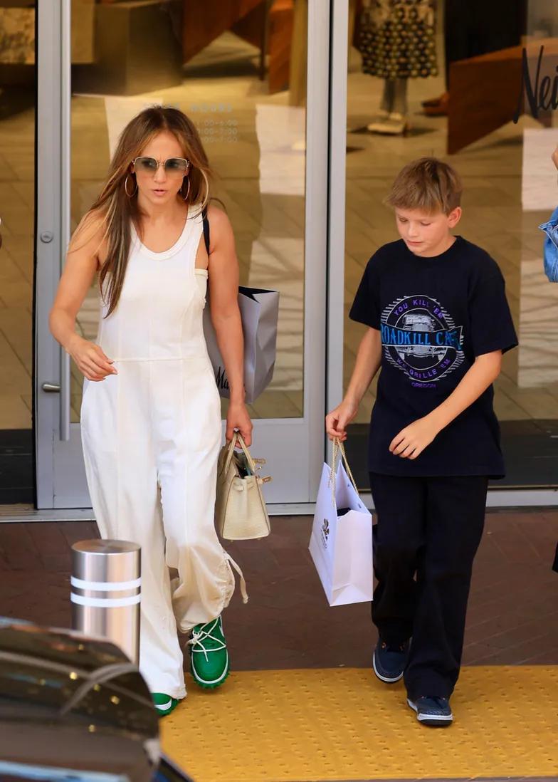 Дженнифер Лопес прошлась по магазинам с сыном Бена Аффлека