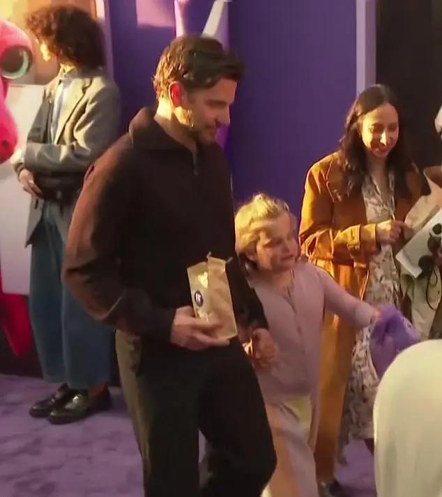 Брэдли Купер с дочерью, на премьере фильма Брэдли Купер с дочерью, на премьере фильма «If»