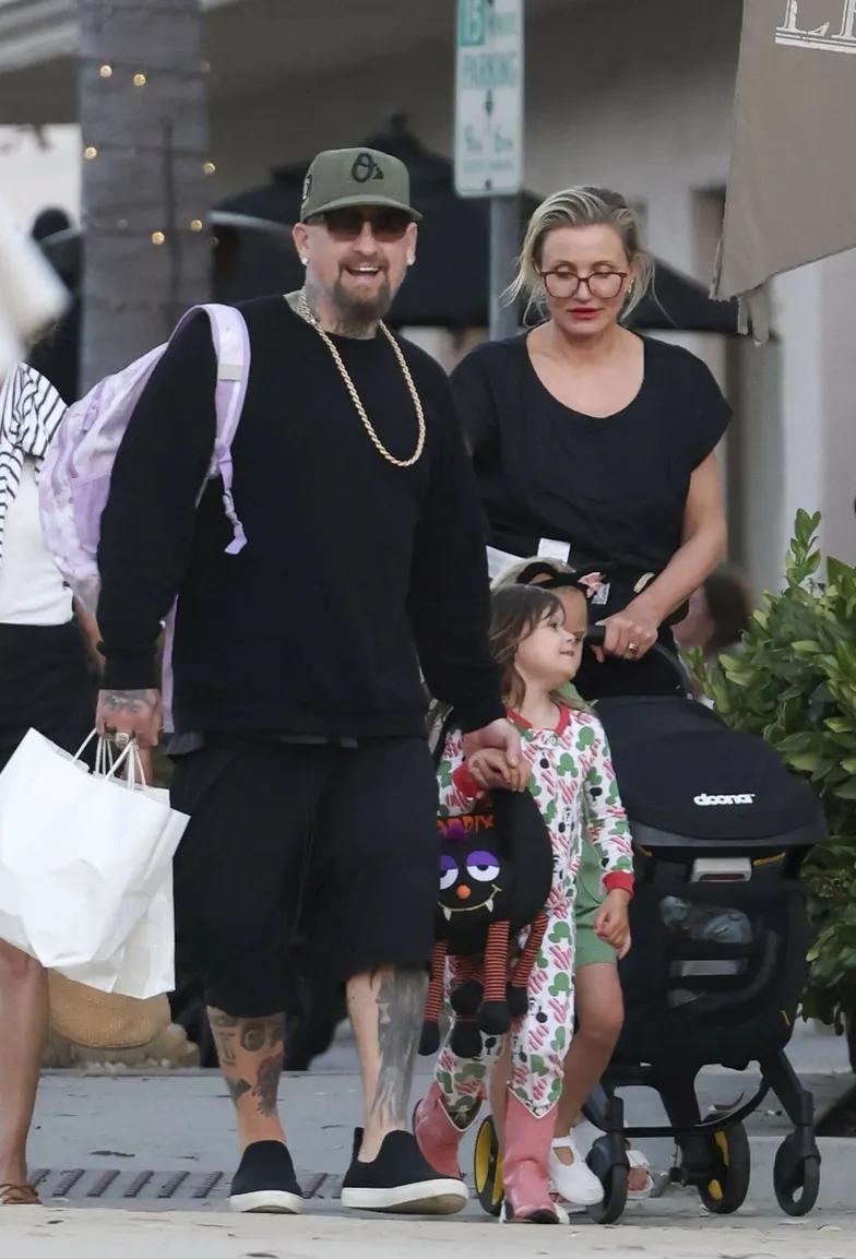 Кэмерон Диаз с детьми и любимым на прогулке