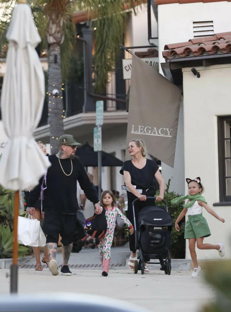Кэмерон Диаз с детьми и любимым на прогулке