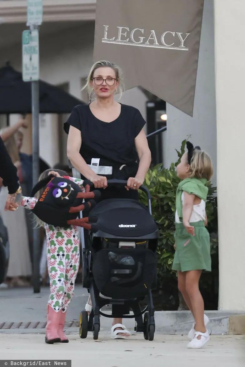 Кэмерон Диаз с детьми и любимым на прогулке