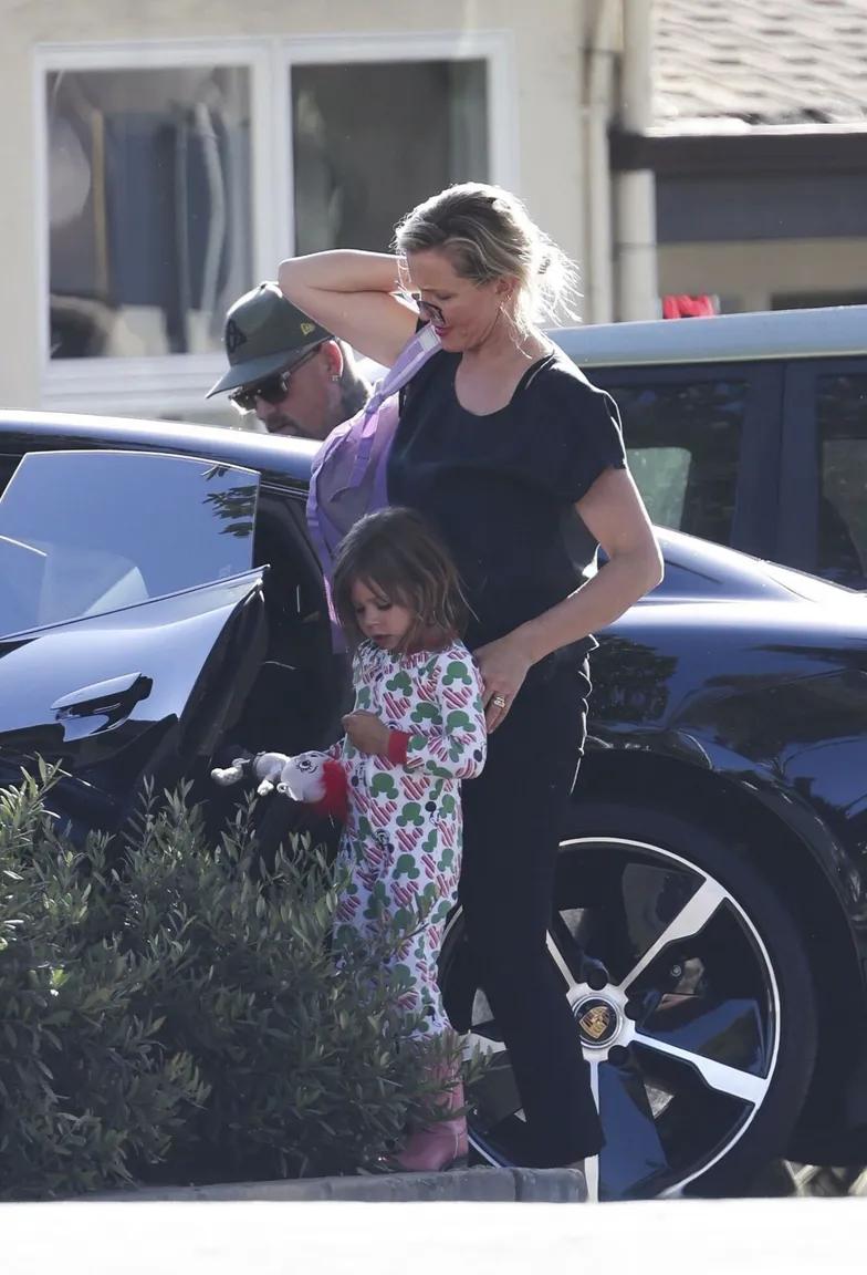 Кэмерон Диаз с детьми и любимым на прогулке