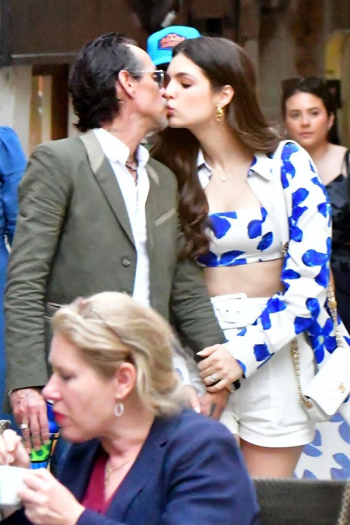 Бывший муж Дженнифер Лопес отмечает 25-летие нынешней жены