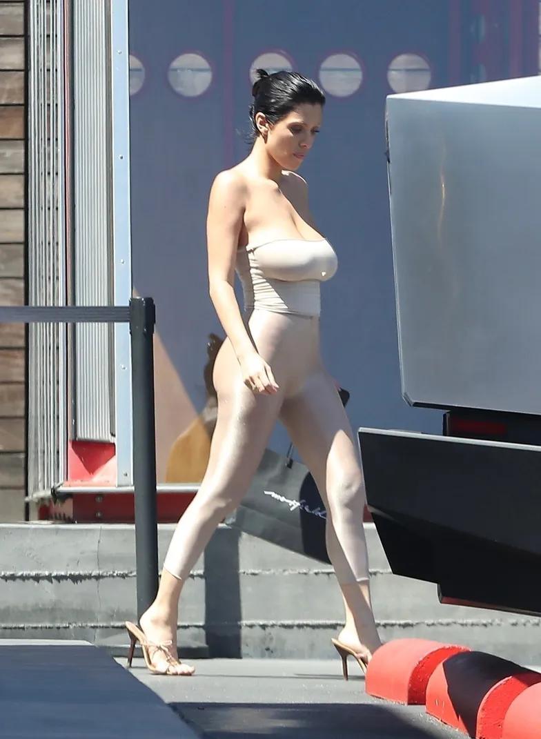 Бьянка Цензори дефилирует в леггинсах телесного цвета