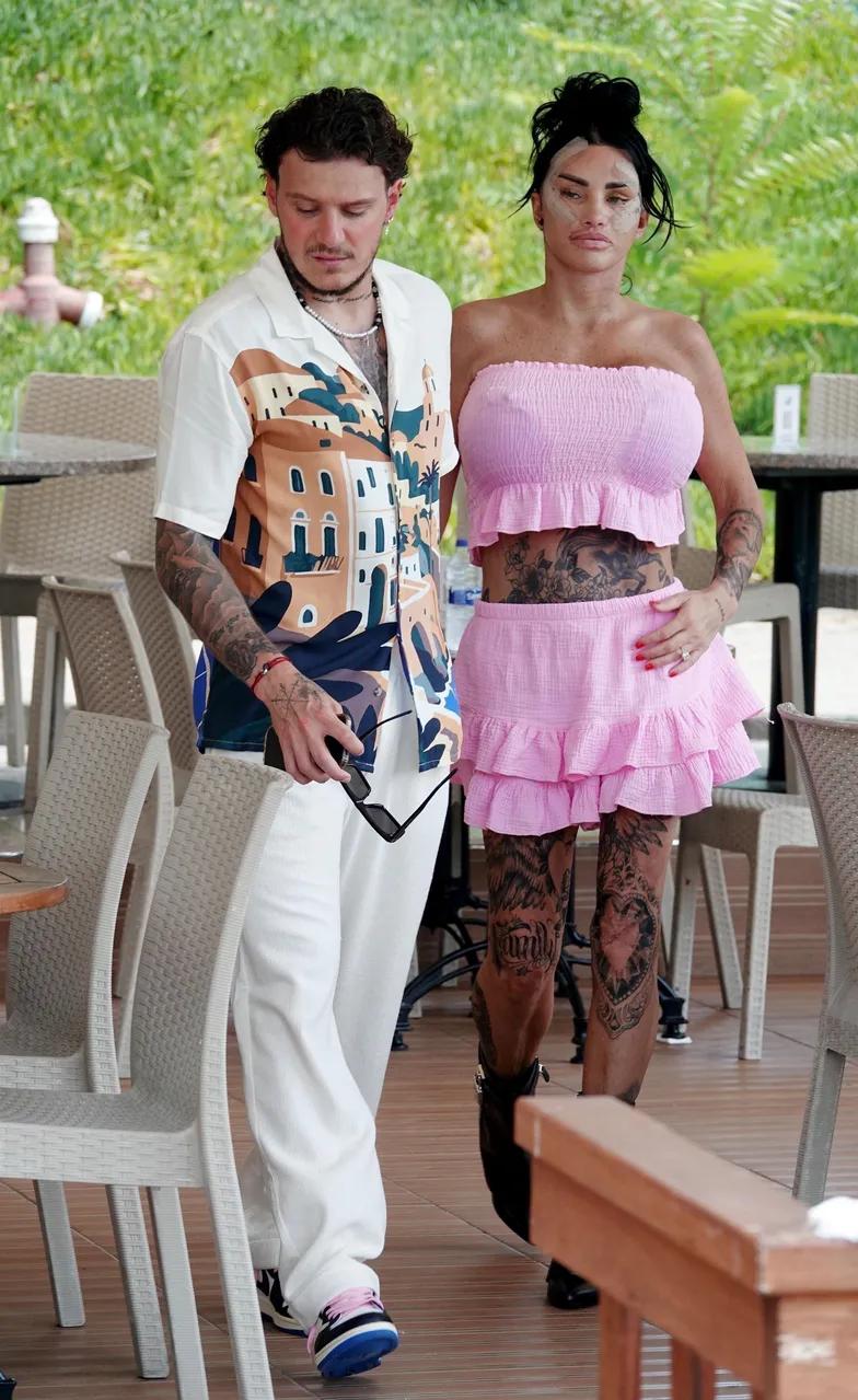 Кэти Прайс “застали” с возлюбленным