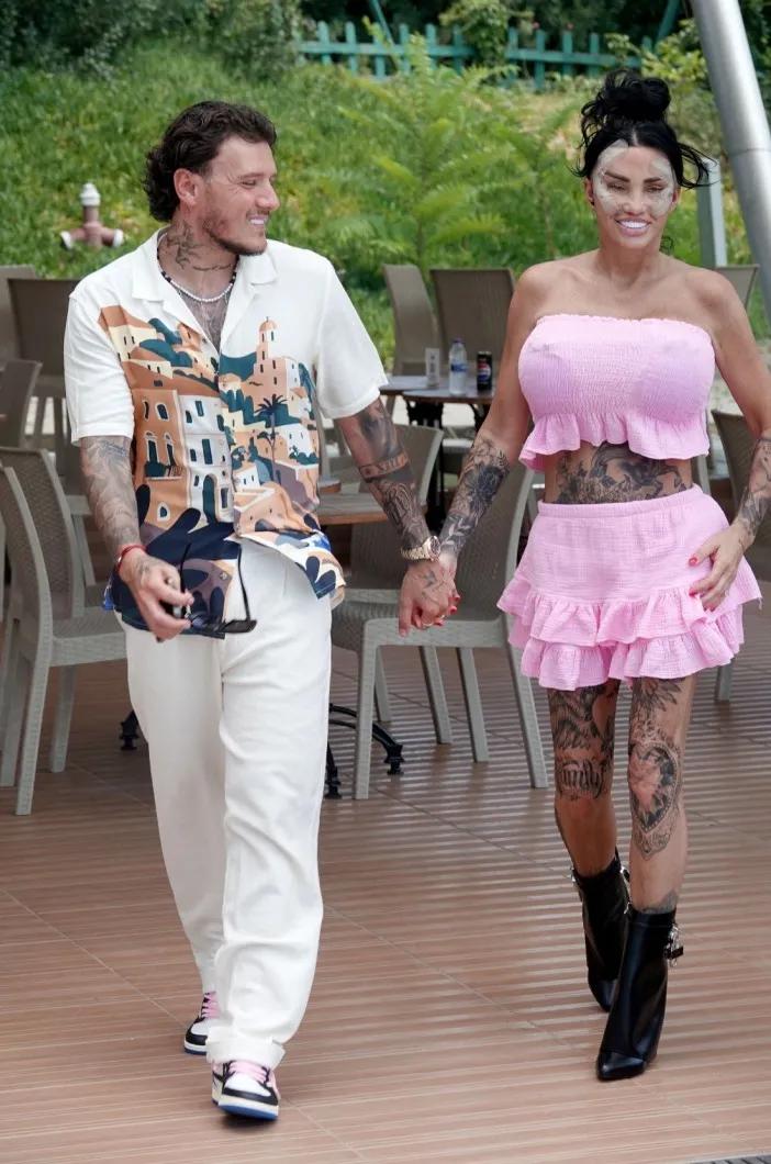 Кэти Прайс “застали” с возлюбленным