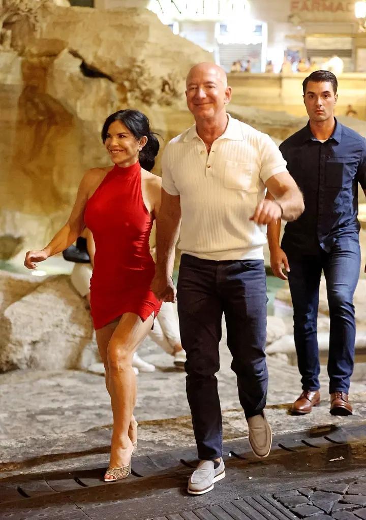 Джефф Безос и Лорен Санчес целуются