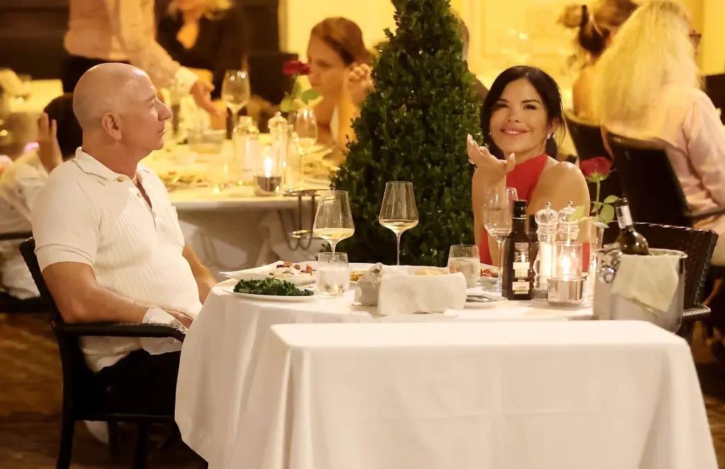 Джефф Безос и Лорен Санчес целуются