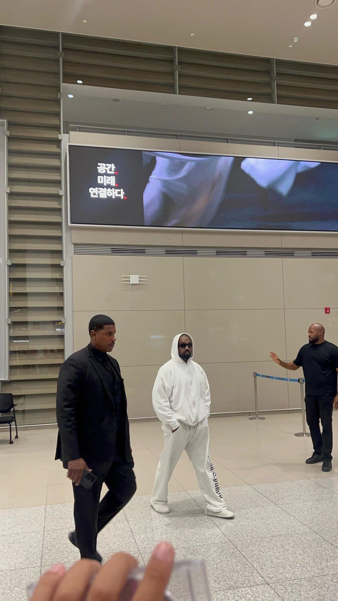 Канье Уэст с женой и детьми в Сеуле