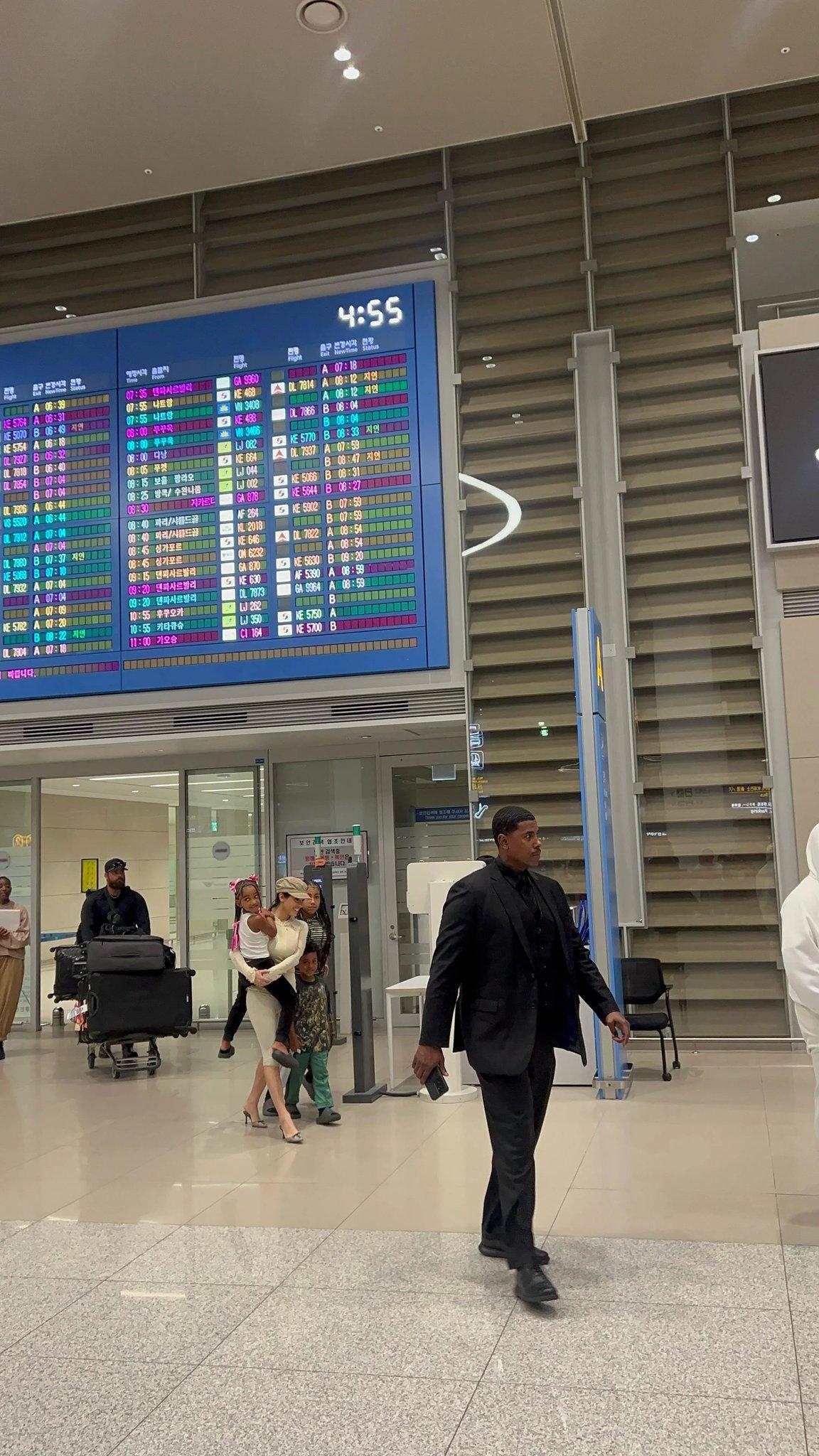 Канье Уэст с женой и детьми в Сеуле