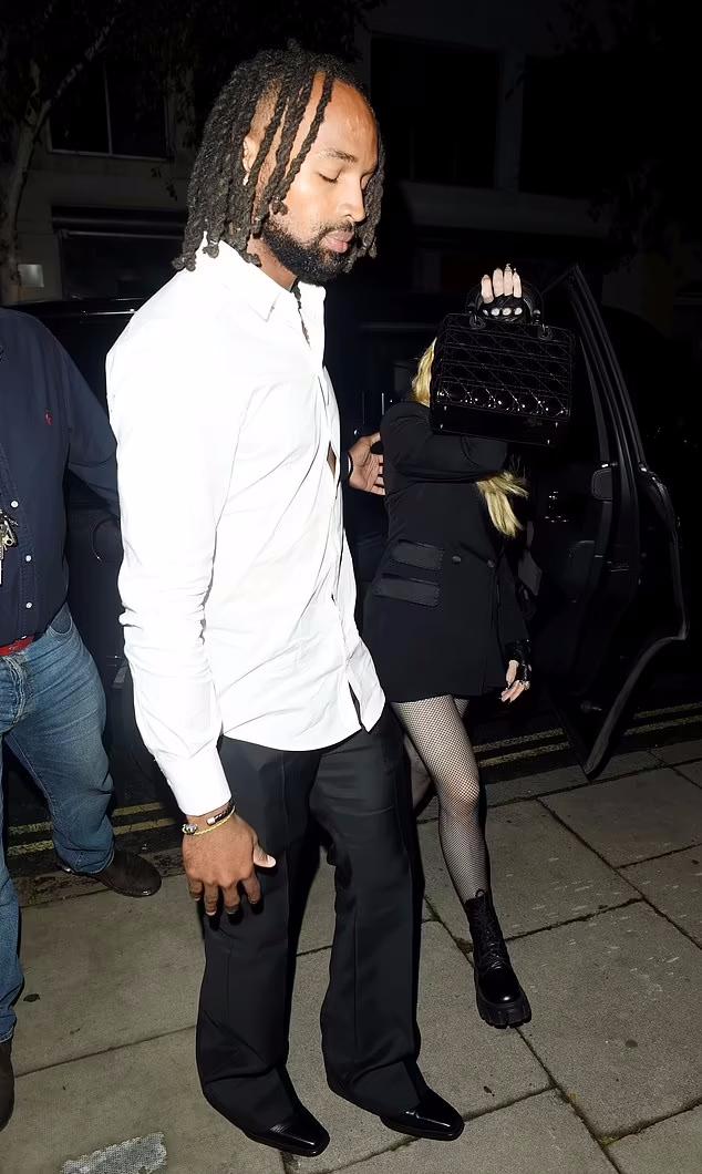 Мадонна и Аким Моррис на прогулке