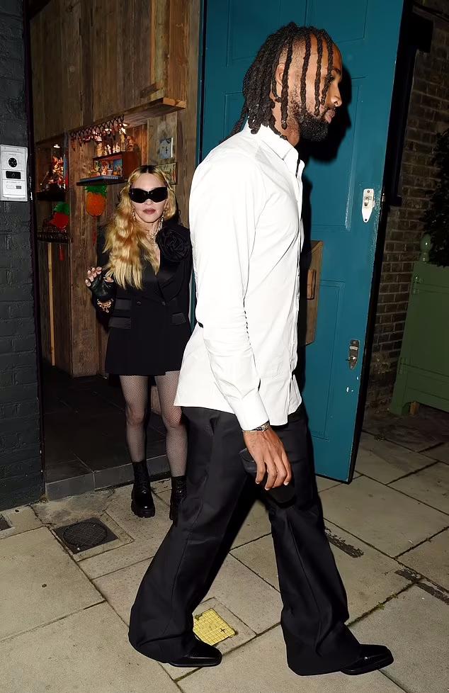 Мадонна и Аким Моррис на прогулке