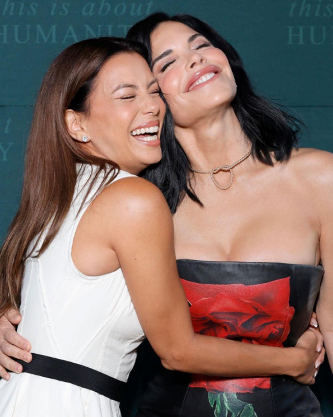 Лорен Санчес пришла на вечеринку в эффектном черном платье