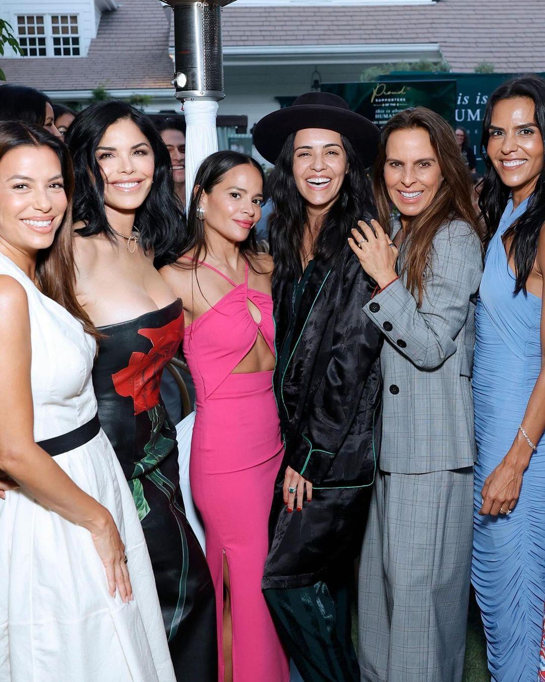 Лорен Санчес пришла на вечеринку в эффектном черном платье