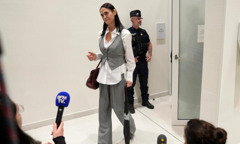 Британская актриса Шарлотта Льюис покидает зал суда после вынесения приговора режиссеру Роману Полански