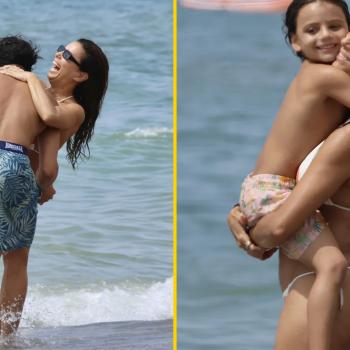 Ева Лонгория резвится со своей семьей на пляже в Марбелье