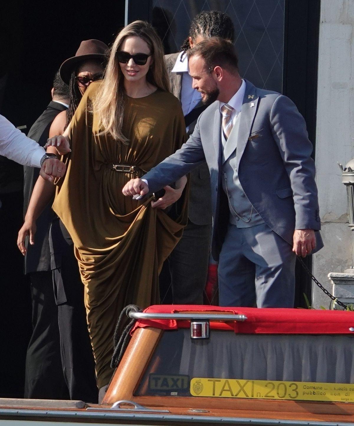 Анджелину Джоли и репер Акал