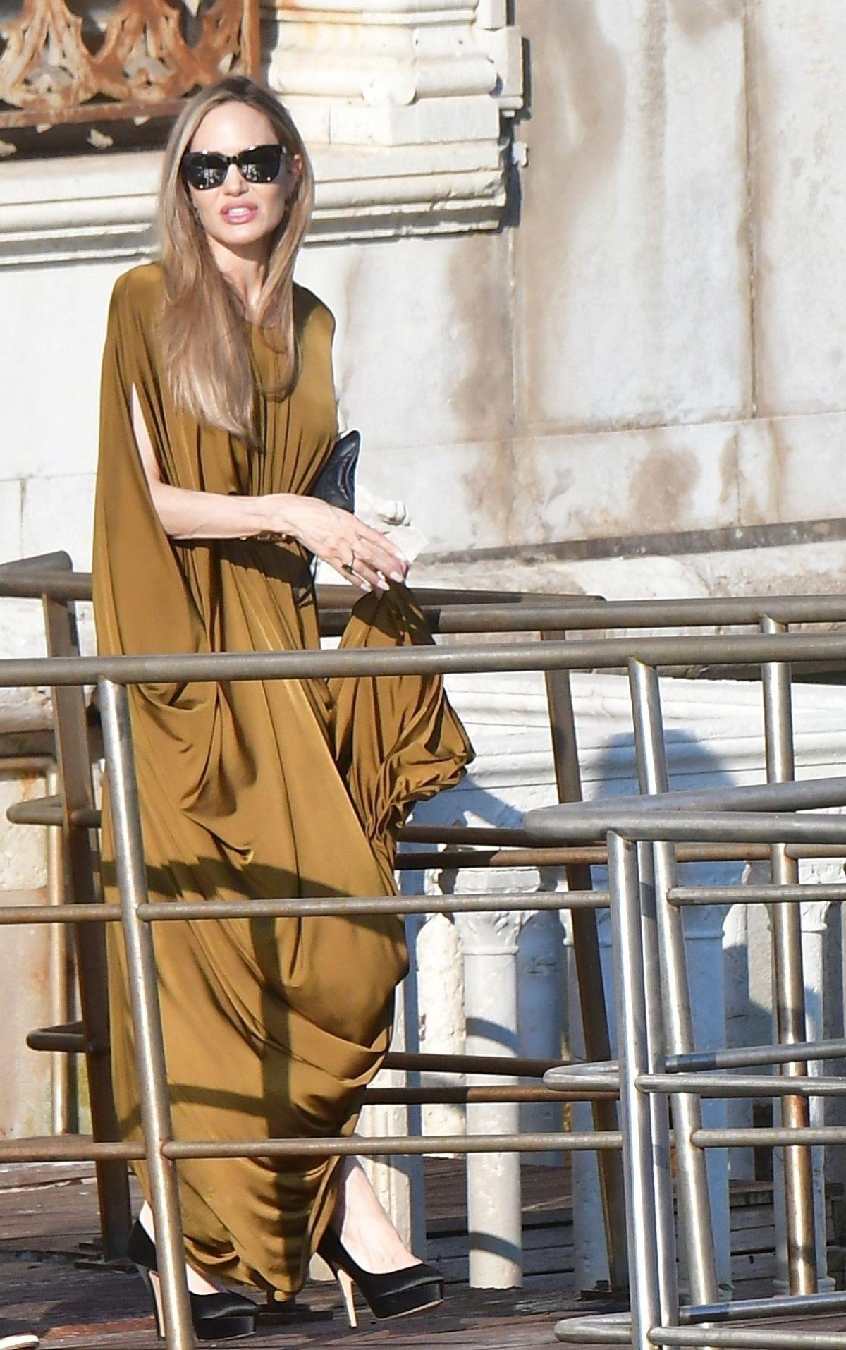 Анджелину Джоли и репер Акал