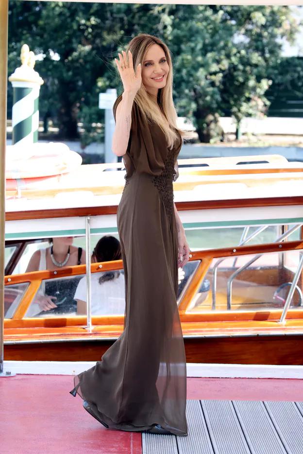 Анджелина Джоли в шикарном наряде Анджелина Джоли в шикарном наряде