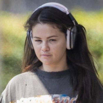 Селена Гомес без макияжа гуляет по улицам Лос-Анджелеса