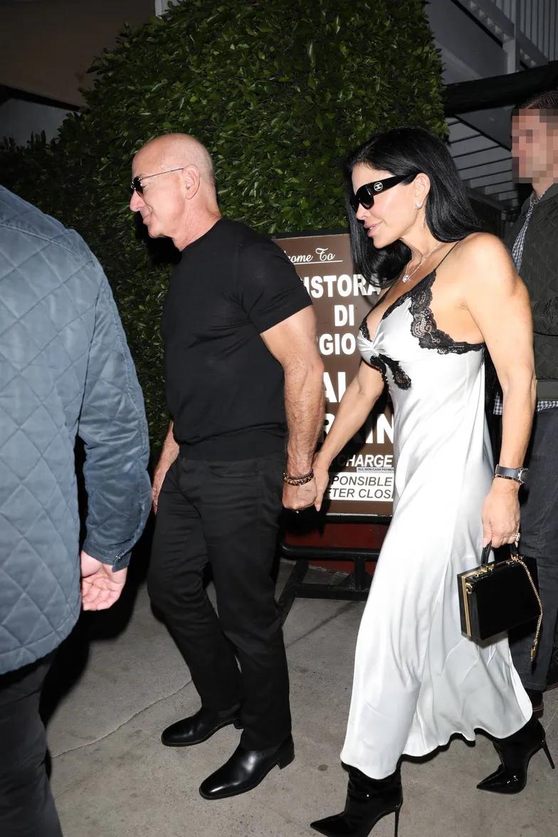 Лорен Санчес в платье-комбинации на свидание Лорен Санчес в платье-комбинации на свидание