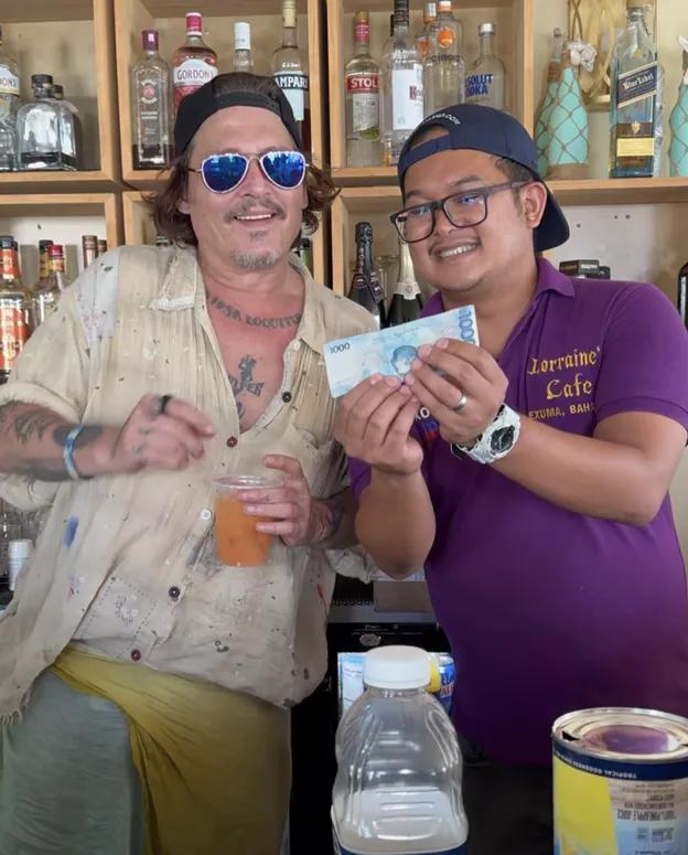 Джонни Депп представил совершенно новую улыбку Джонни Депп представил совершенно новую улыбку