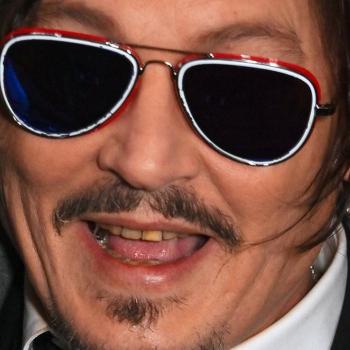 Джонни Депп представил совершенно новую улыбку. Недавно ходили разговоры о его проблемах с зубами