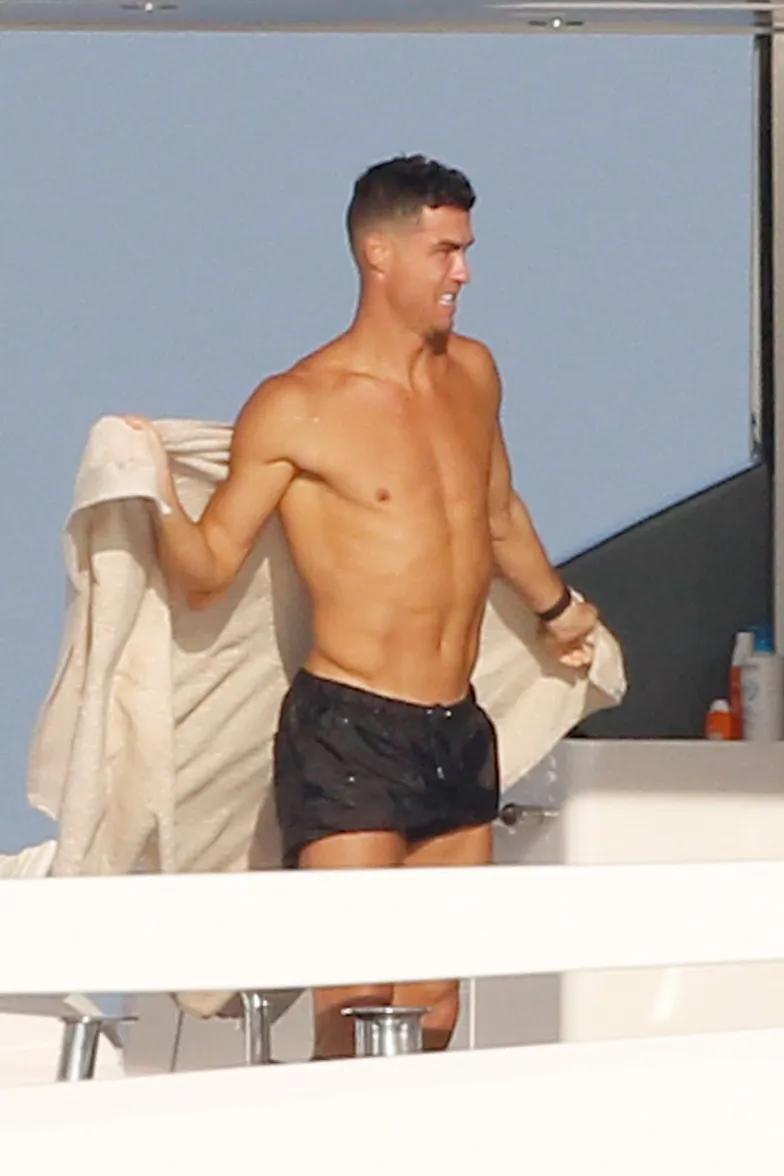 Криштиану Роналду целует Джорджину Родригес Криштиану Роналду целует Джорджину Родригес