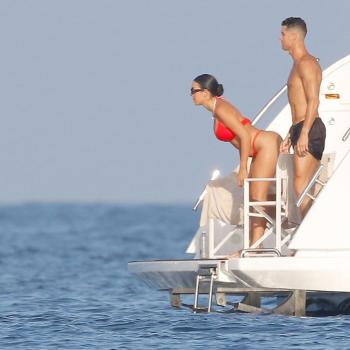 Криштиану Роналду целует Джорджину Родригес во время отпуска