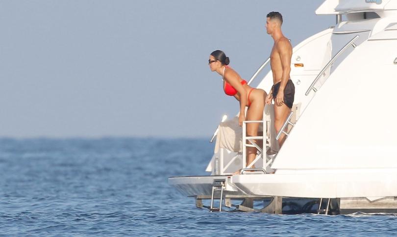 Криштиану Роналду целует Джорджину Родригес Криштиану Роналду целует Джорджину Родригес