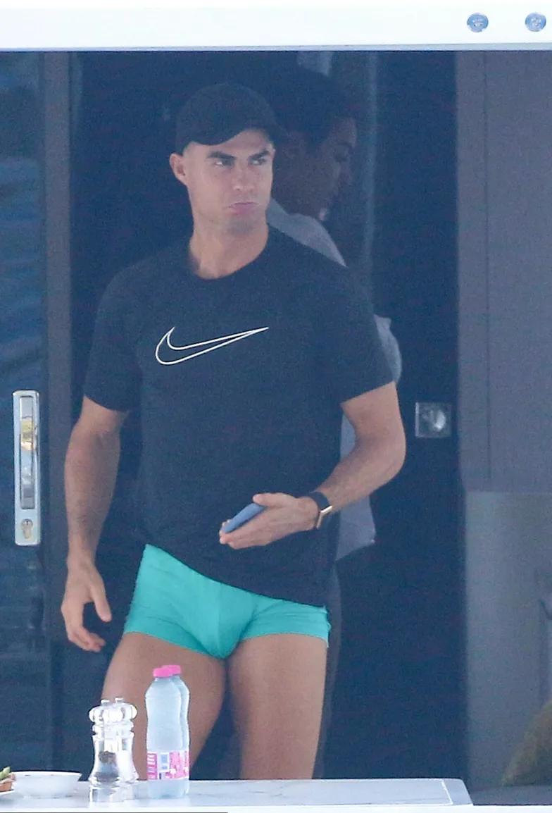 Джорджина Родригес отдых на роскошной яхте Джорджина Родригес отдых на роскошной яхте