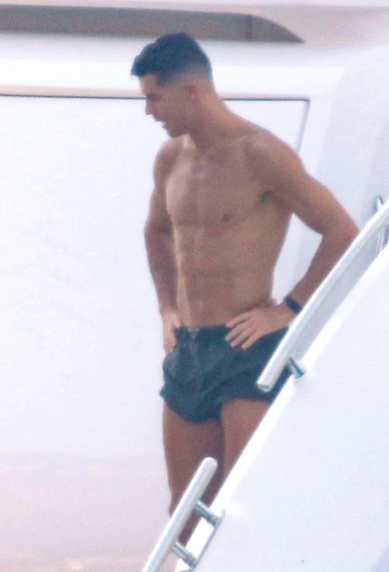 Джорджина Родригес отдых на роскошной яхте Джорджина Родригес отдых на роскошной яхте