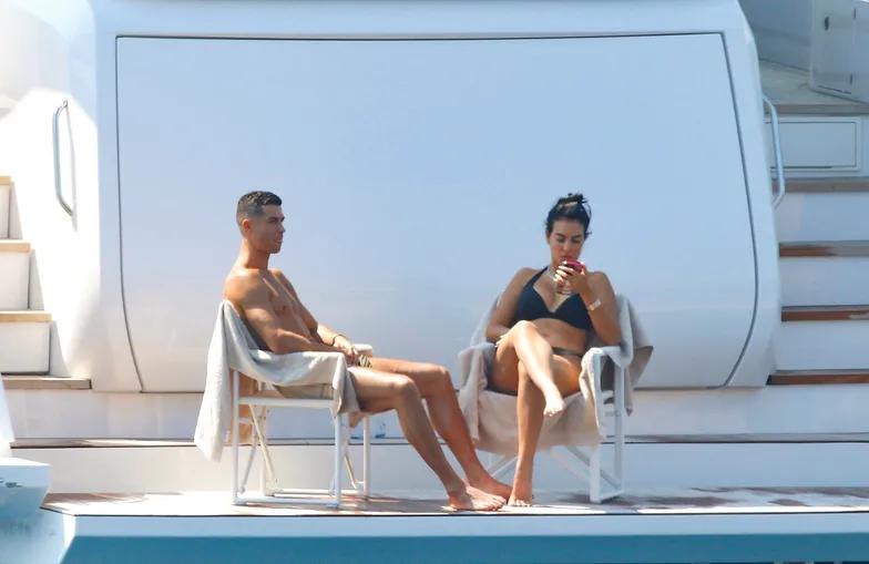 Джорджина Родригес отдых на роскошной яхте Джорджина Родригес отдых на роскошной яхте