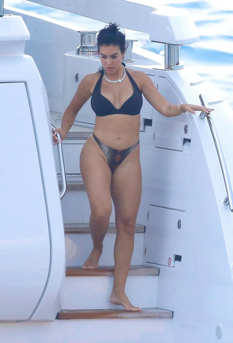 Джорджина Родригес отдых на роскошной яхте Джорджина Родригес отдых на роскошной яхте