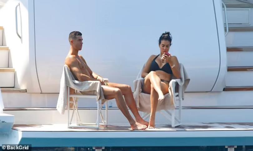 Джорджина Родригес отдых на роскошной яхте Джорджина Родригес отдых на роскошной яхте