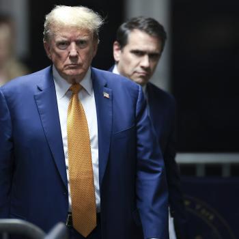 Говорят, что Сторми Дэниэлс боится Дональда Трампа. Она надела бронежилет