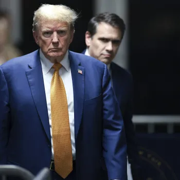 Говорят, что Сторми Дэниэлс боится Дональда Трампа. Она надела бронежилет