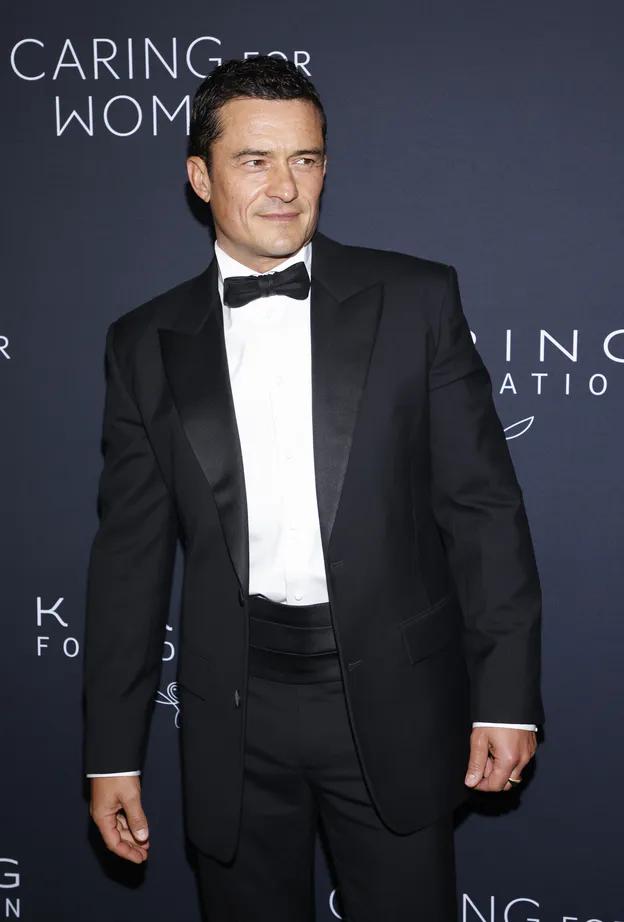 Орландо Блум смотрит на попу Ким Кардашьян Орландо Блум смотрит на попу Ким Кардашьян